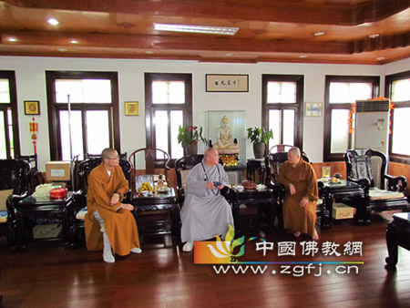 台湾圆宗长老、果东大和尚等到厦门鼓浪屿日光岩寺参观.jpg