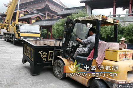 浙江炉峰禅寺香炉进行集中管理.jpg
