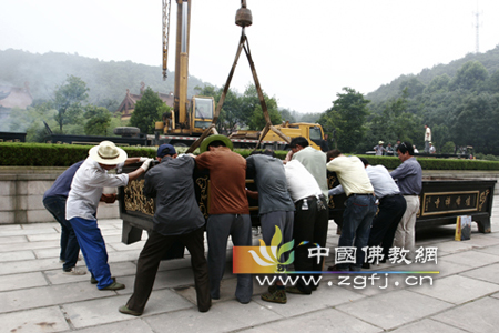 浙江炉峰禅寺香炉进行集中管理.jpg