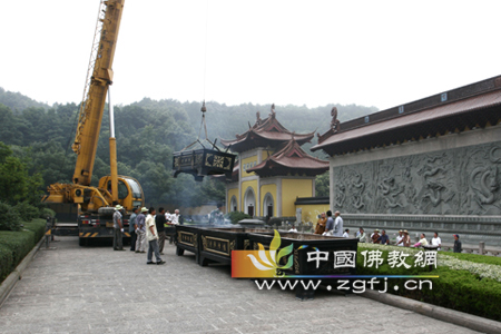浙江炉峰禅寺香炉进行集中管理.jpg
