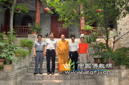 江苏师大哲学与宗教研究所所长梅良勇教授参访兴化禅寺.jpg