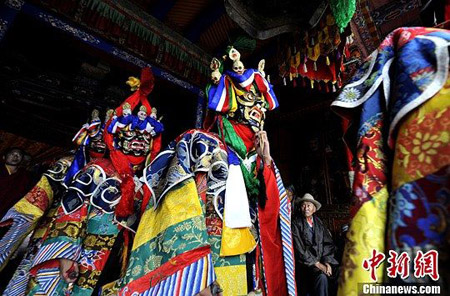 西藏桑耶寺上演千年神舞 欢度一年一度经藏节.jpg