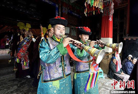 西藏桑耶寺上演千年神舞 欢度一年一度经藏节.jpg