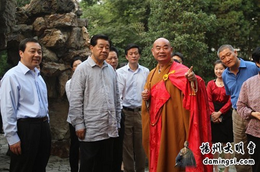 贾庆林莅临扬州大明寺指导工作 能修法师“人名入联”题字相赠