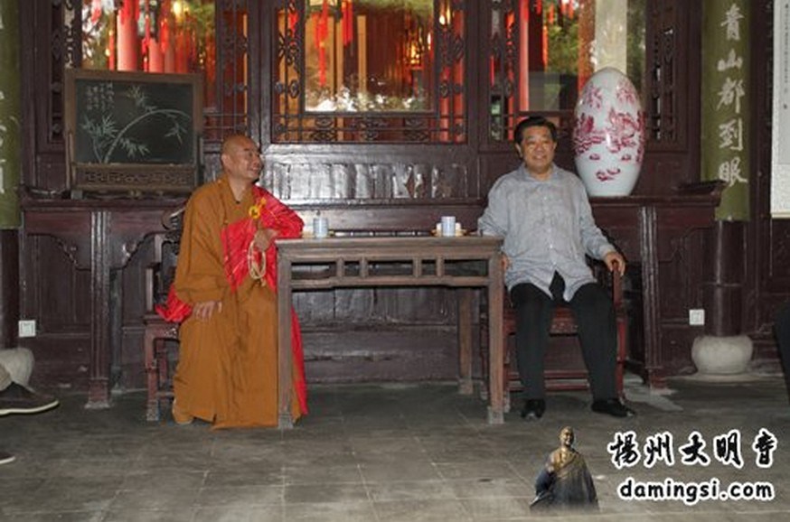 贾庆林到扬州大明寺指导工作 能修法师以名为联题字相赠