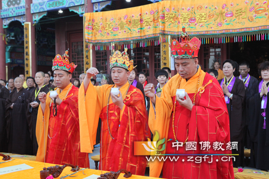 静永大和尚、果通大和尚、果亮大和尚洒净(左至右)