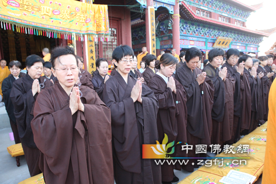 斋天法会现场居士法喜充满