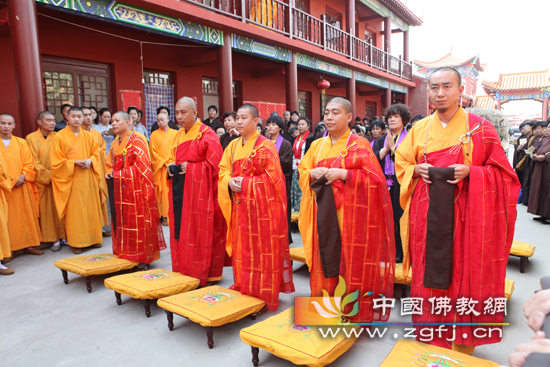 慧行大和尚、果亮大和尚、果通大和尚静永大和尚、惟俊大和尚主法(左至右).jpg