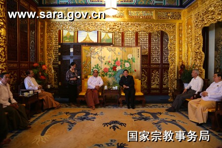 北京灵光寺隆重举行赠送缅甸佛牙舍利塔(复制品)开光起驾法会.jpg