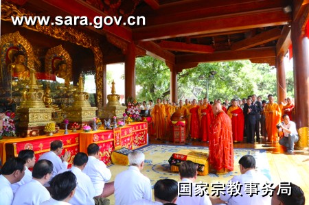北京灵光寺隆重举行赠送缅甸佛牙舍利塔(复制品)开光起驾法会.jpg