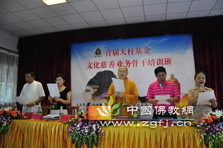 大愿方丈带领大众唱三宝歌.jpg