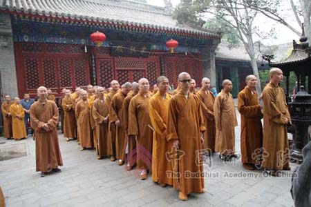 中国佛学院2009级本科毕业生“丝绸之路”参访团启程.jpg