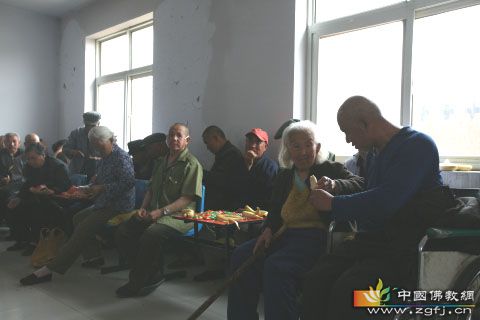 河北省唐山市佛教协会组织志愿者到敬老院慰问演出