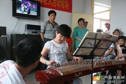 河北省唐山市佛教协会组织志愿者到敬老院慰问演出