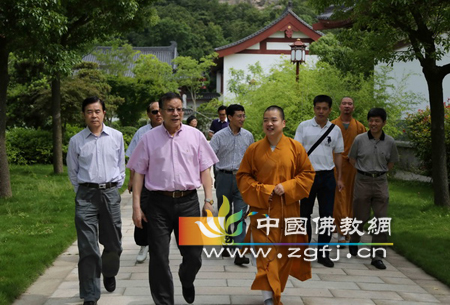 浙江省政协副主席陈加元一行来中国佛学院普陀山学院调研.jpg