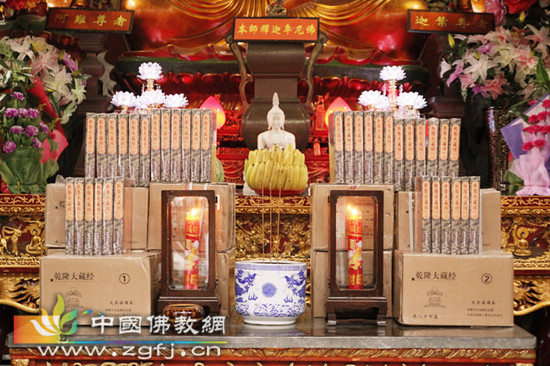 武汉归元禅寺隆重迎请大字读诵版《乾隆大藏经》