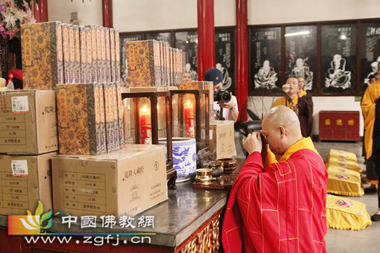 武汉归元禅寺隆重迎请大字读诵版《乾隆大藏经》