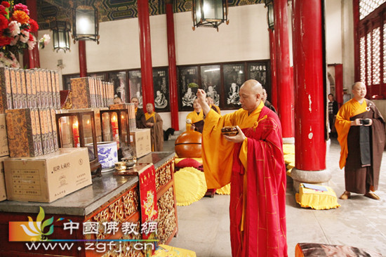 武汉归元禅寺隆重迎请大字读诵版《乾隆大藏经》