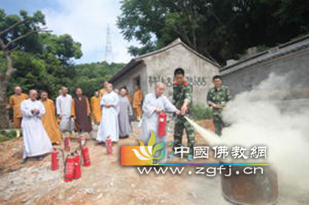 普陀区26所寺院接受消防安全教育.jpg