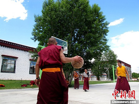 篮球运动走进西藏佛学院.jpg