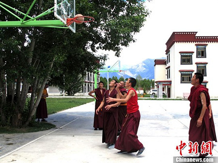 篮球运动走入西藏佛学院.jpg