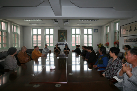 捐助仪式在天主教唐山教区会议室举行