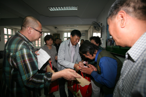 秘书长祖廓居士发放助困金和礼品