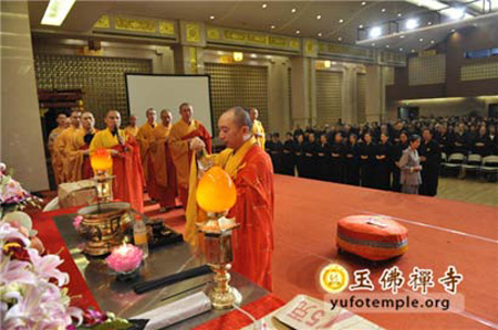 上海玉佛寺举行祈福诵经法会 念诵《盂兰盆经》.jpg