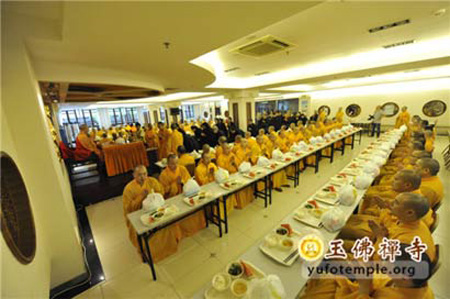 上海玉佛寺举行祈福诵经法会 念诵《盂兰盆经》.jpg