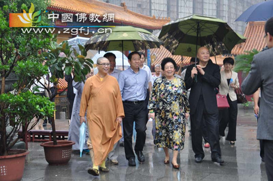 全国政协港澳台侨委员会副主任陈丽华等参访天津荐福观音寺.jpg