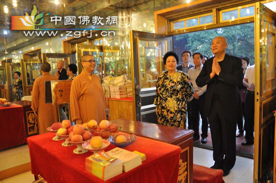 全国政协港澳台侨委员会副主任陈丽华等一行参访天津荐福观音寺.jpg
