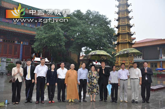 全国政协港澳台侨委员会副主任陈丽华等一行参访天津荐福观音寺.jpg