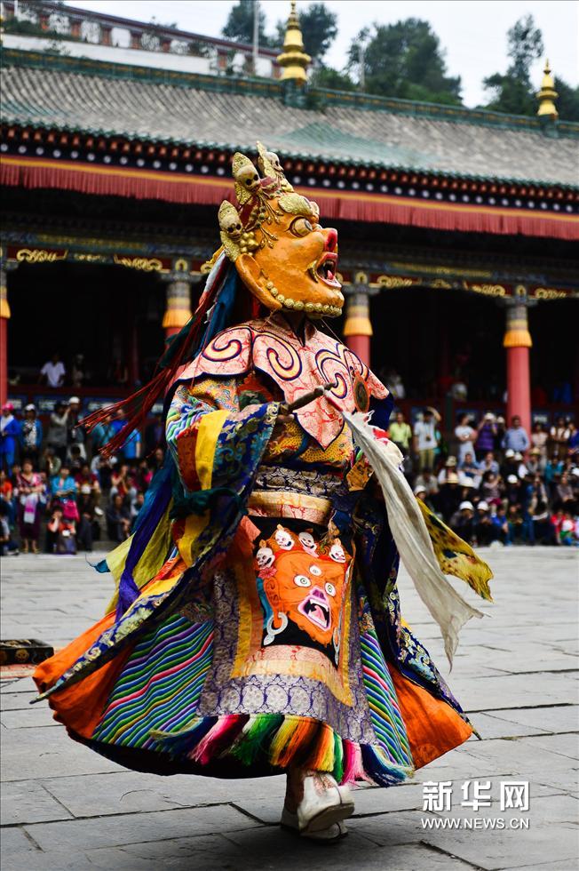 青海塔尔寺举行“跳欠”仪式.jpg