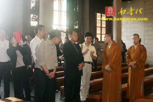泰国国会上议院议长尼空·威拉帕尼一行到访厦门南普陀寺.jpg