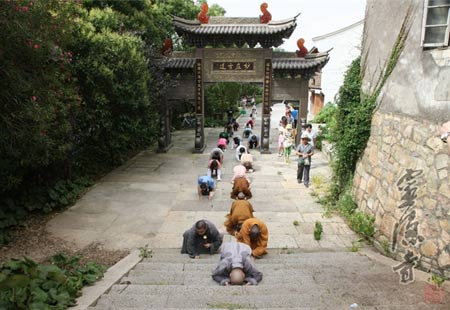 杭州灵隐寺方丈光泉法师率僧俗弟子一行朝圣普陀山.jpg
