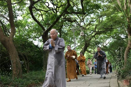 杭州灵隐寺方丈光泉法师率僧俗弟子一行朝圣普陀山.jpg