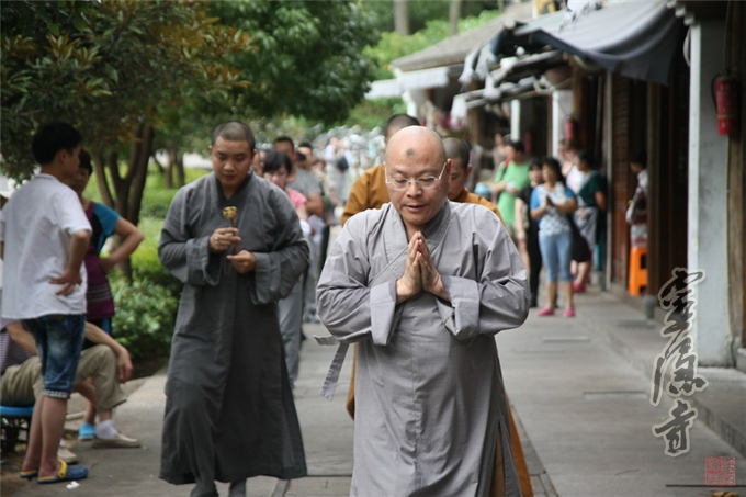杭州灵隐寺方丈光泉法师率僧俗弟子一行朝圣普陀山.jpg