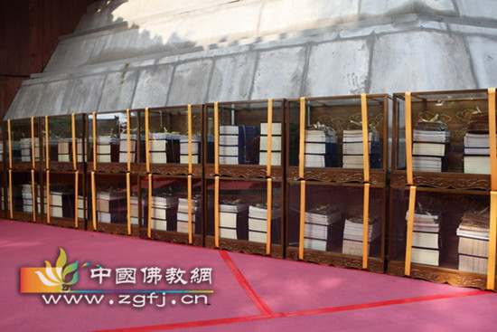 北京灵光寺隆重举行2013年晒经大法会.jpg