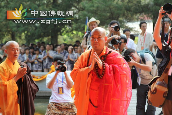 北京灵光寺隆重举行2013年晒经大法会.jpg