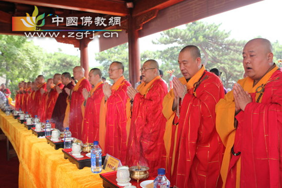北京灵光寺隆重举行2013年晒经大法会.jpg