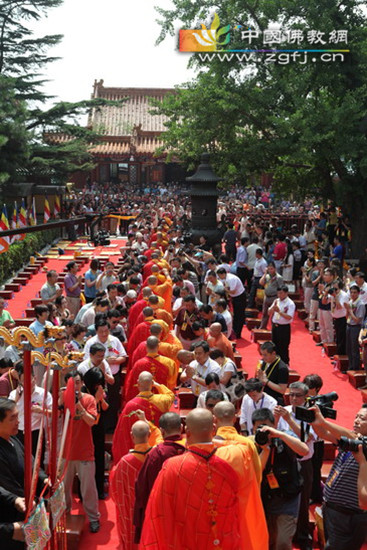 北京灵光寺隆重举行2013年晒经大法会.jpg