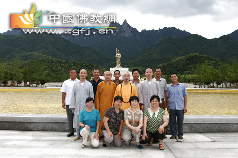 浙江绍兴炉峰禅寺组织僧众职工赴九华山朝圣.jpg
