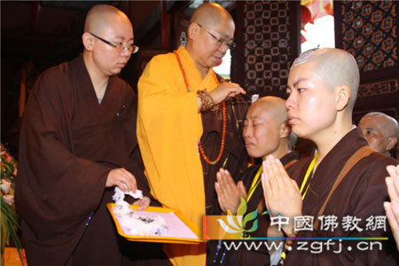 辽宁大庆果成寺举行短期出家修行活动.jpg