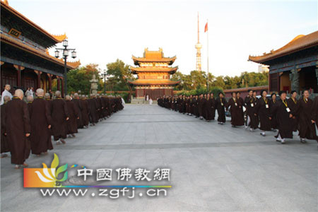 辽宁大庆果成寺举行短期出家修行活动.jpg