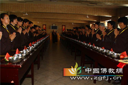 辽宁大庆果成寺举行短期出家修行活动.jpg