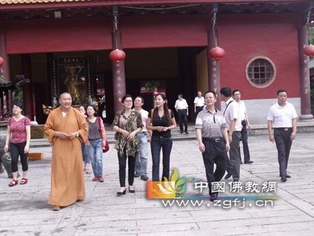 厦门市人大副秘书长李红一行到同安梵天寺参观.jpg