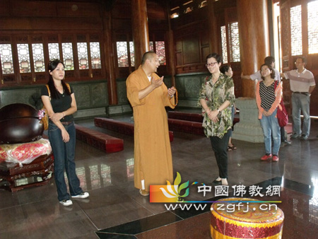 厦门市人大副秘书长李红一行到同安梵天寺参观.jpg
