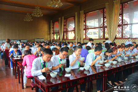 思八达集团学员到峨眉山大佛禅院进行学修体验活动.jpg