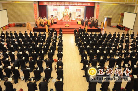 上海玉佛禅寺举行第十八届三皈五戒法会.jpg