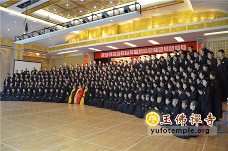 上海玉佛禅寺举行第十八届三皈五戒法会.jpg